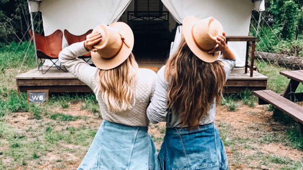 Glamping Outfit Ideas: Stylish and Comfortable Looks for Your Trip